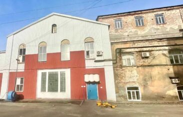 Предлагаем услуги по обшивке старых зданий профлистом.